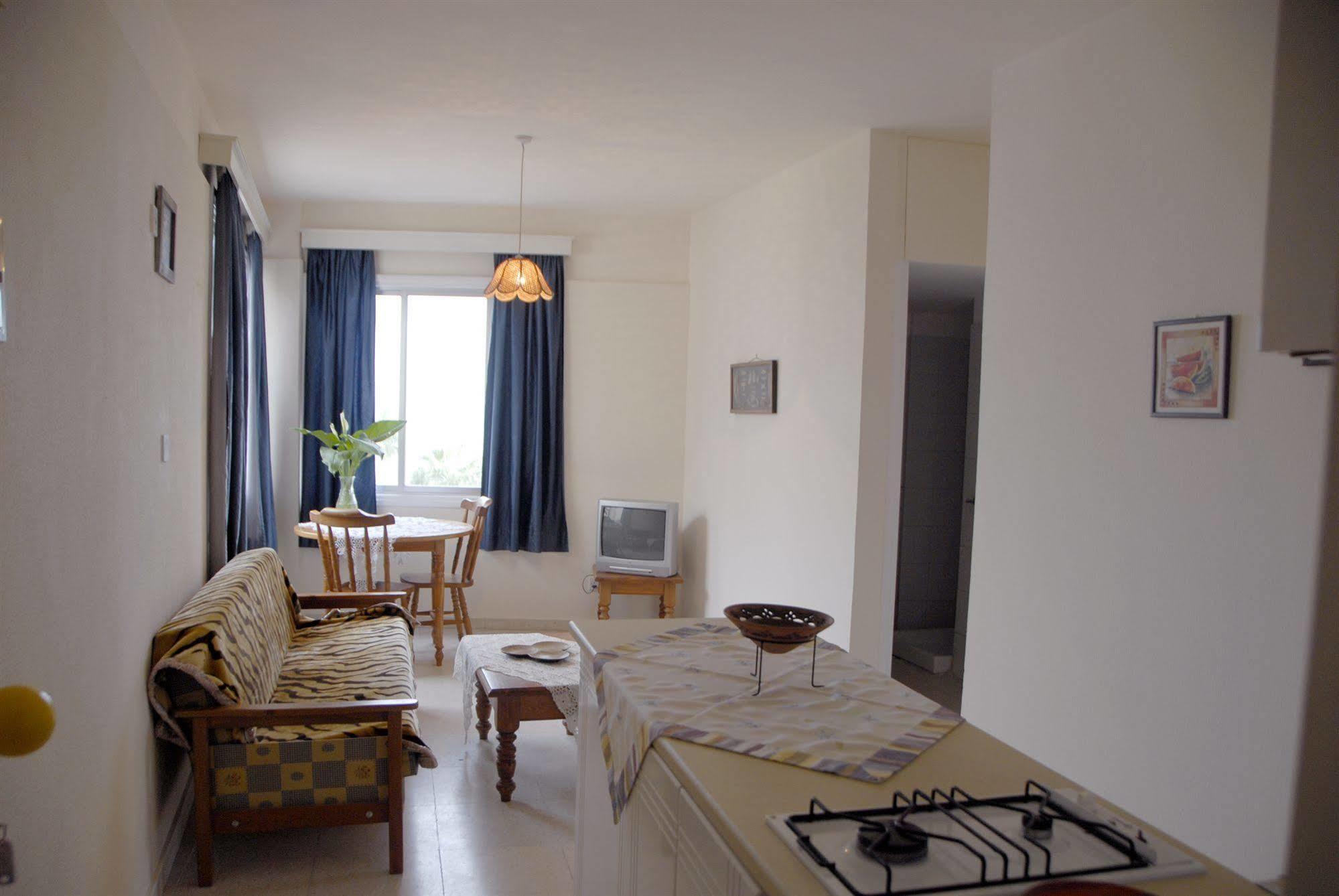 Palm Sea Beach Hotel Apartments Larnaka Exterior foto